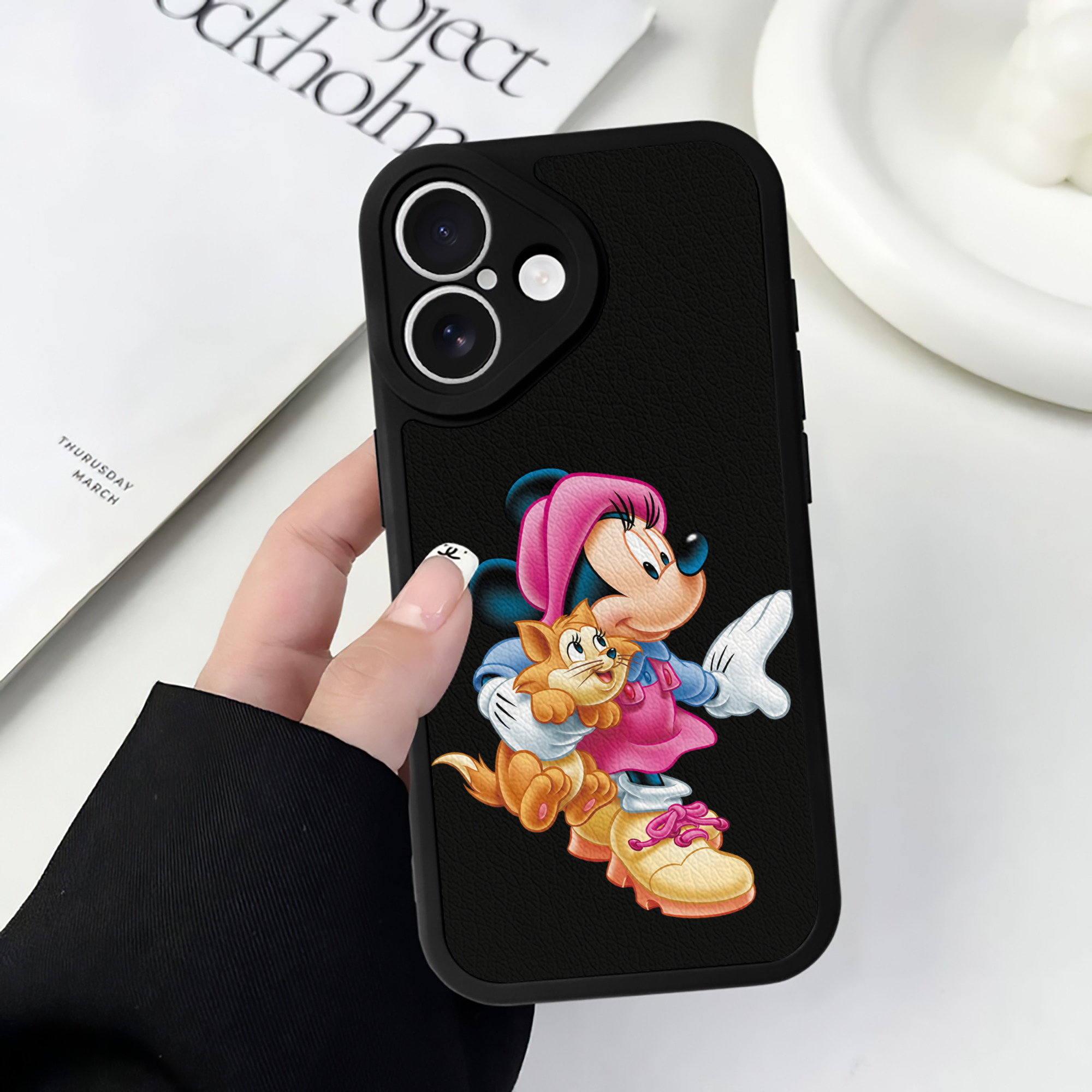 （画像用） ミッキーマウス Mickey Mouse 【iPhone 16シリーズ対応】シリコンスマホケース（レザー調） 材質：シリコン